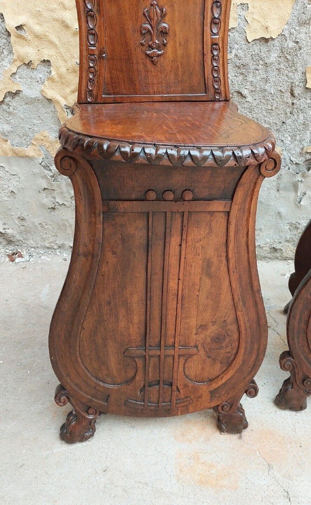 Coppia di sedie in legno intagliato con poeti e lira, fine '800 9