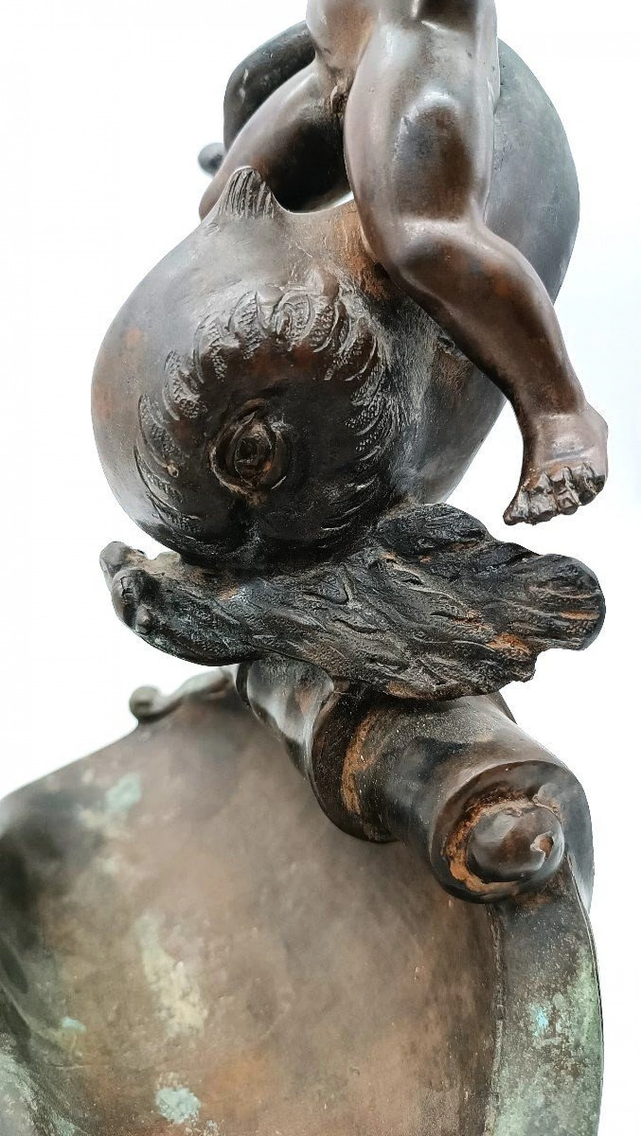V. Cinque, putto con delfino, scultura in bronzo, fine '800 9