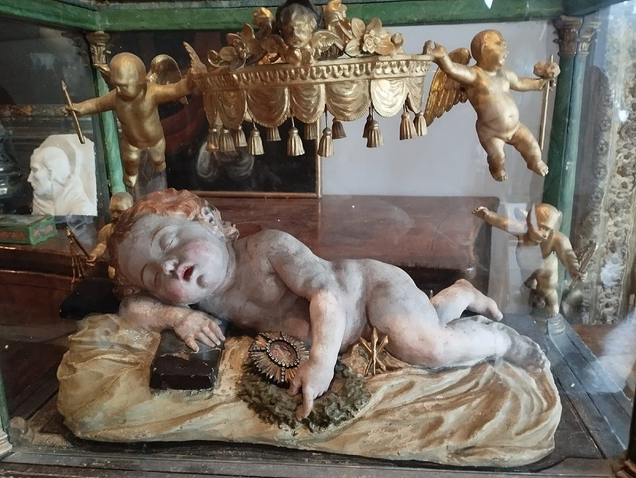 Stucco sleeping Baby Jesus sculpture in lacquered case, 18th century 4