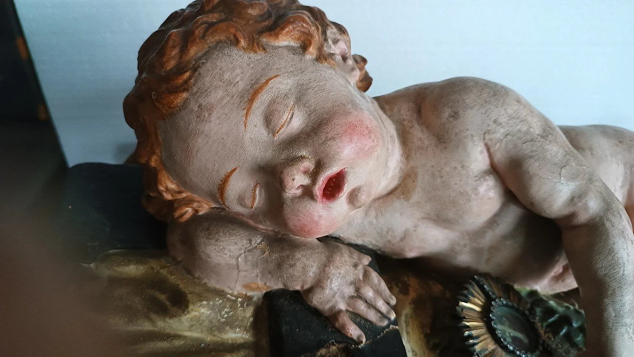 Stucco sleeping Baby Jesus sculpture in lacquered case, 18th century 5