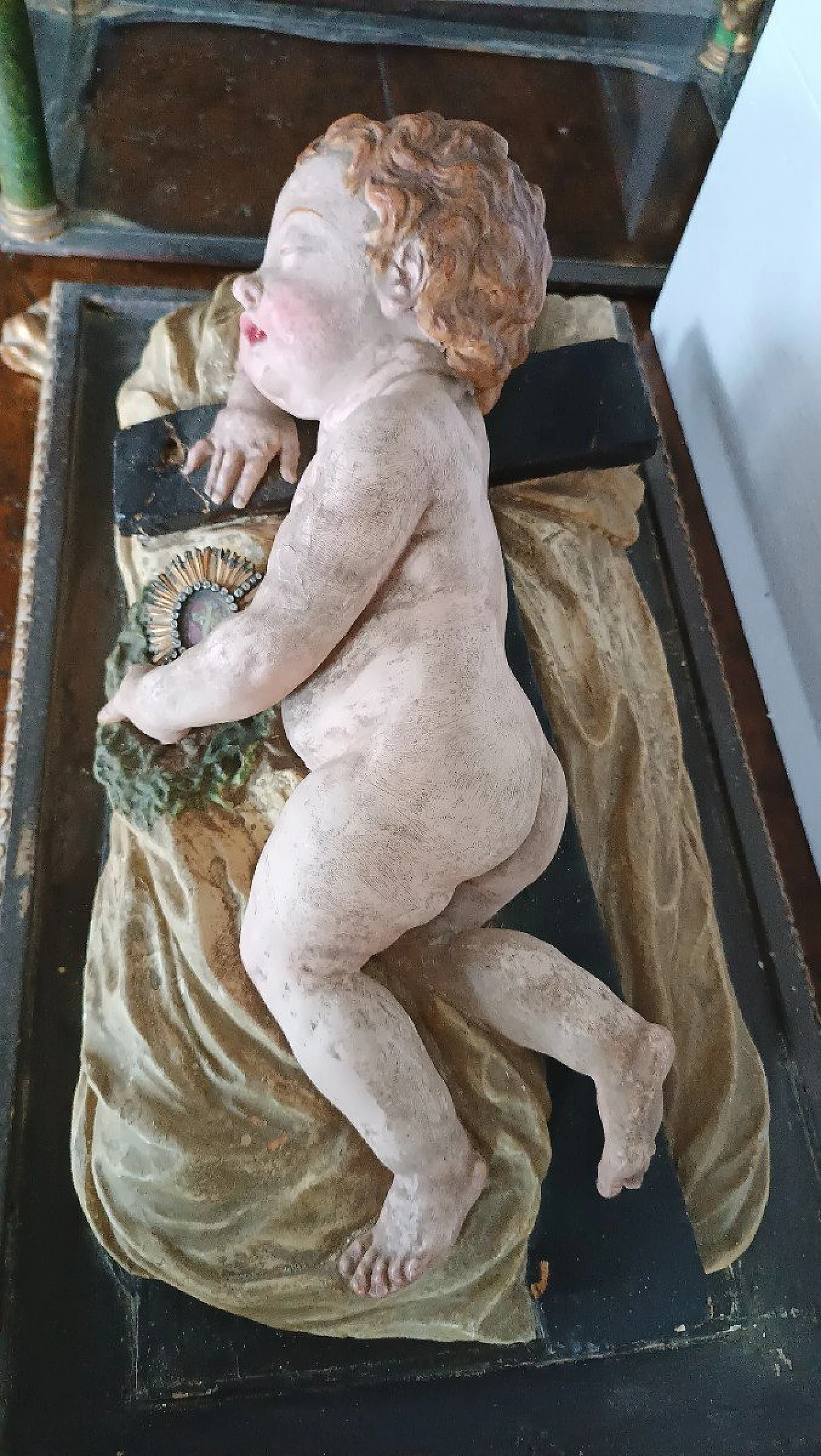 Stucco sleeping Baby Jesus sculpture in lacquered case, 18th century 10