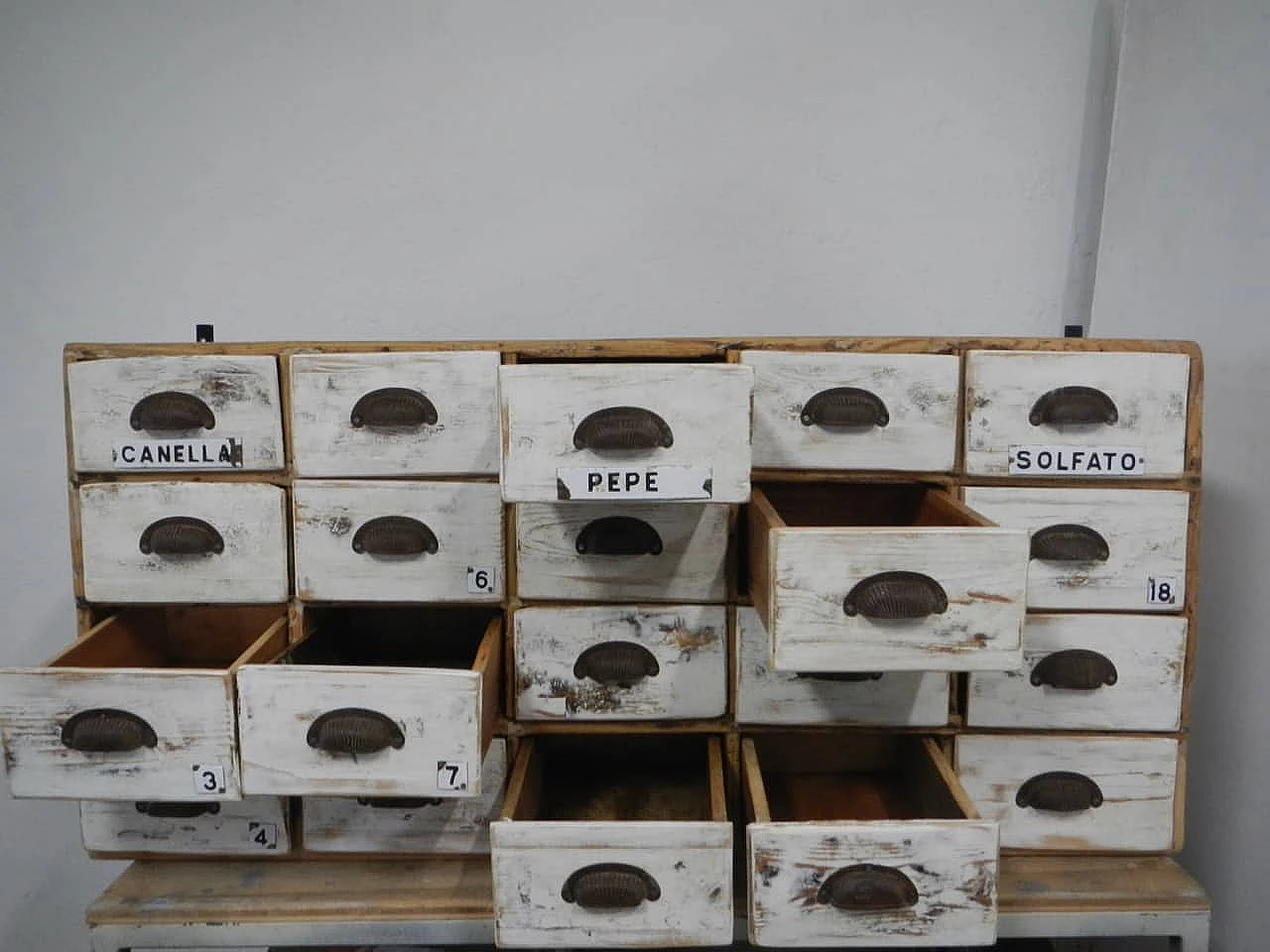 Cassettiera da merceria in legno di abete naturale e metallo, anni '50 2