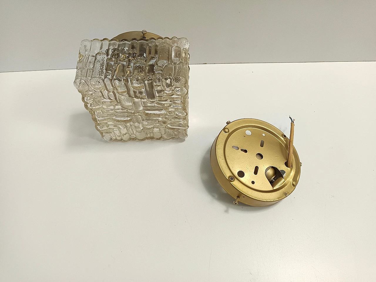 Pair of square wall lights in clear glass and iron, 1970s 6