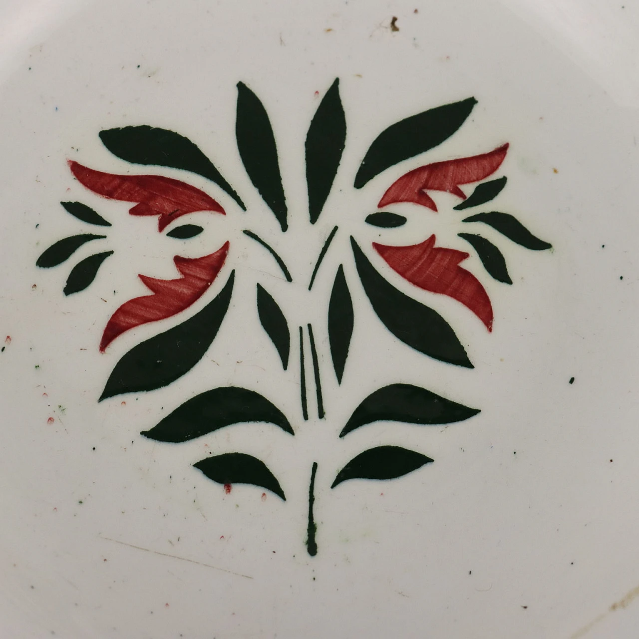 Piatto in ceramica con decoro policromo e motivo floreale 3