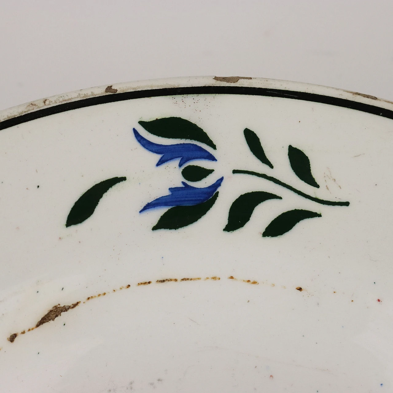 Piatto in ceramica con decoro policromo e motivo floreale 4