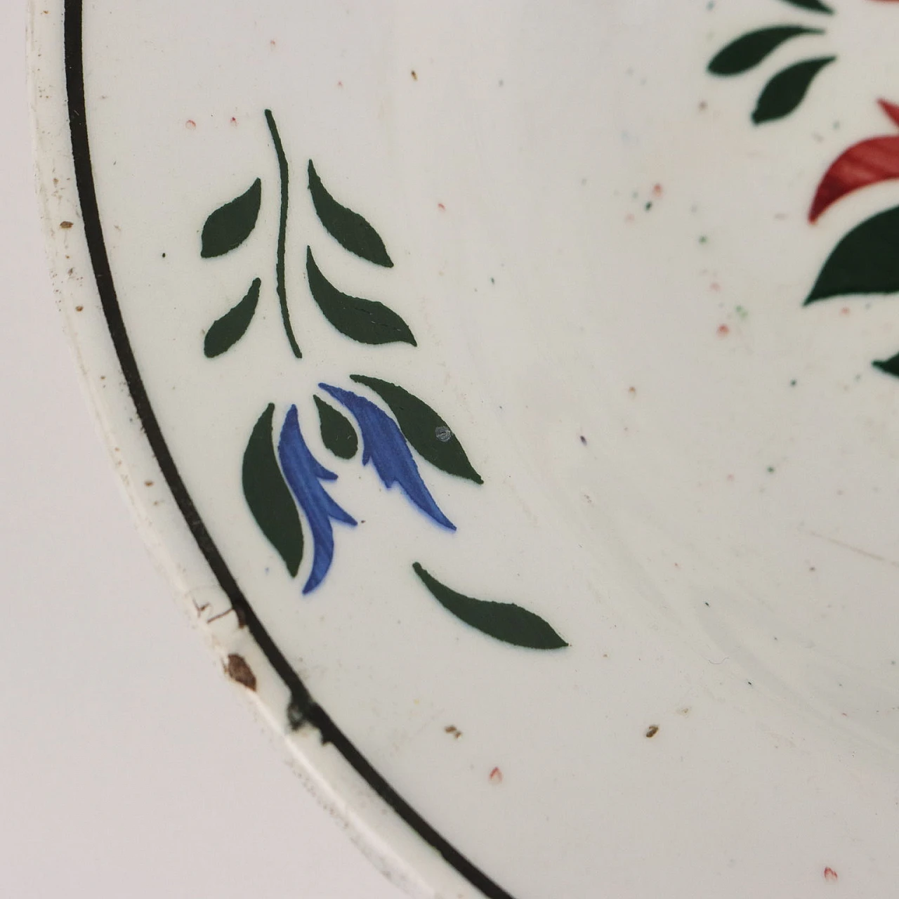 Piatto in ceramica con decoro policromo e motivo floreale 5