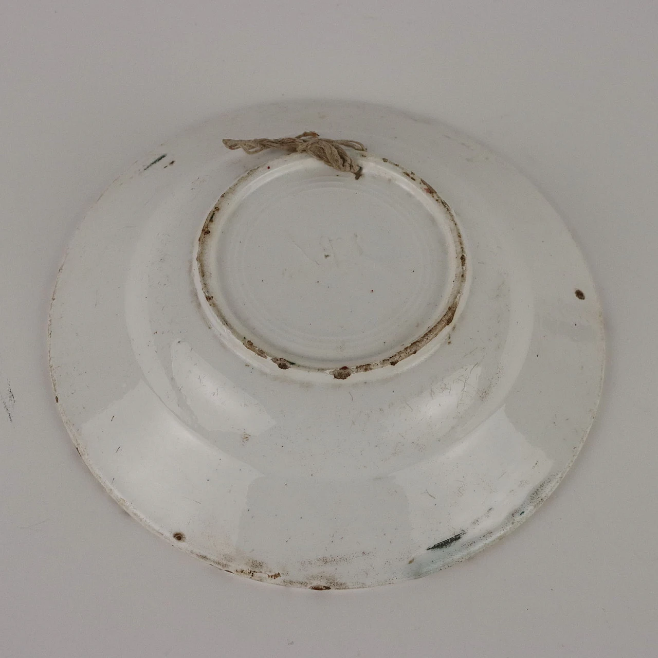 Piatto in ceramica con decoro policromo e motivo floreale 6