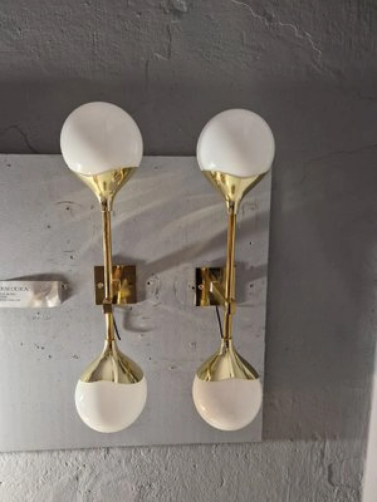 Coppia di Appliques a doppia sfera in vetro ed ottone, anni 2000 1