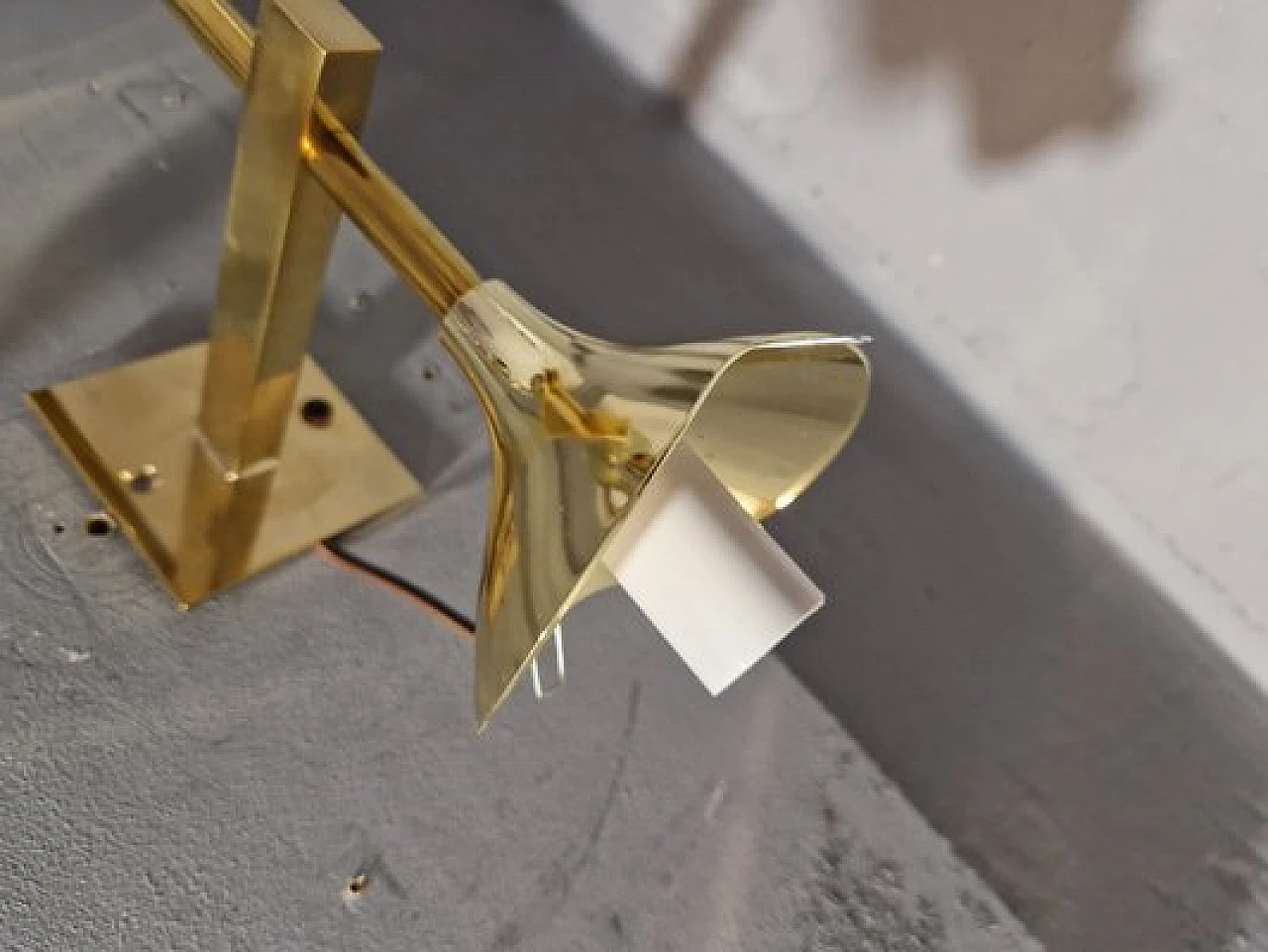 Coppia di Appliques a doppia sfera in vetro ed ottone, anni 2000 3