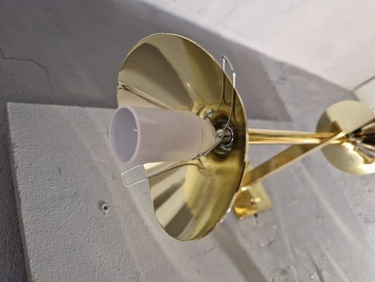 Coppia di Appliques a doppia sfera in vetro ed ottone, anni 2000 6