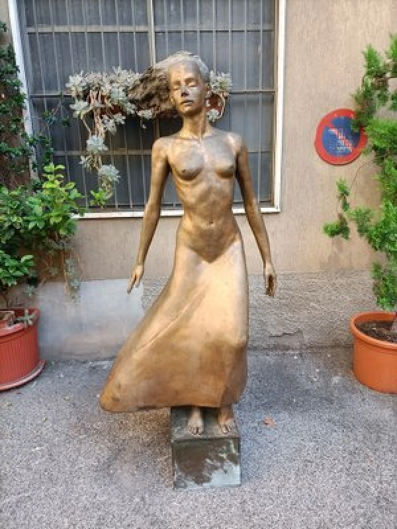 M. Ventura, Donna con i capelli al vento, scultura in bronzo, anni '80 1