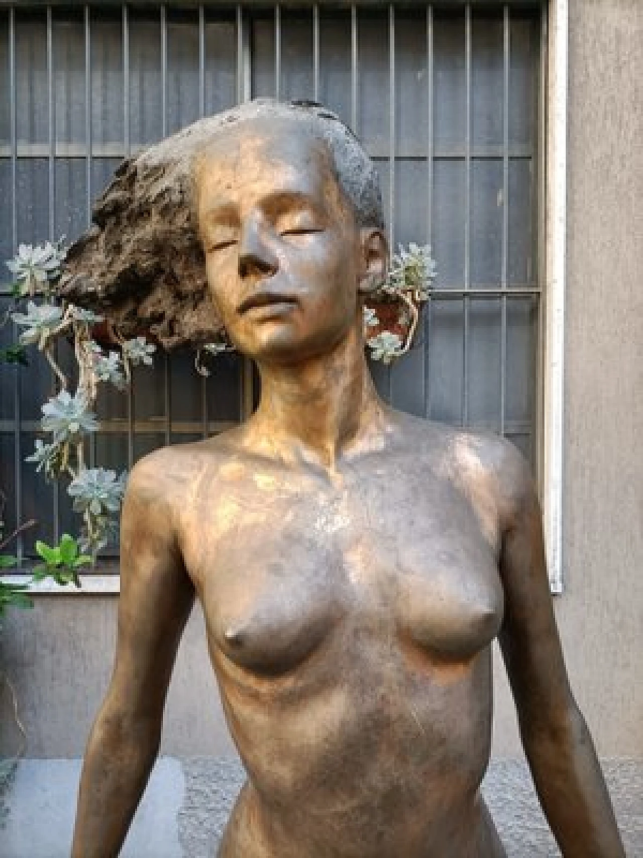 M. Ventura, Donna con i capelli al vento, scultura in bronzo, anni '80 2