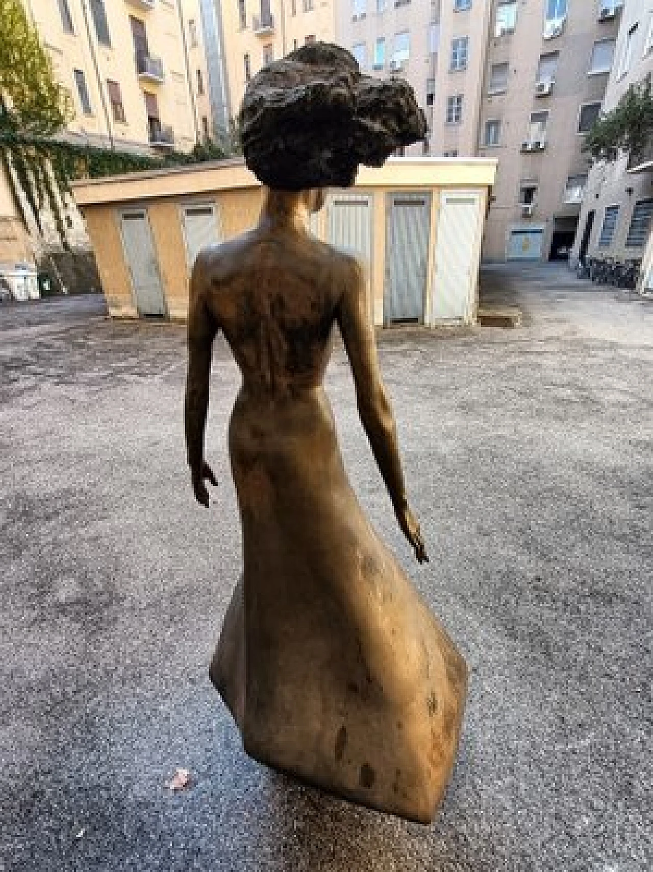 M. Ventura, Donna con i capelli al vento, scultura in bronzo, anni '80 3
