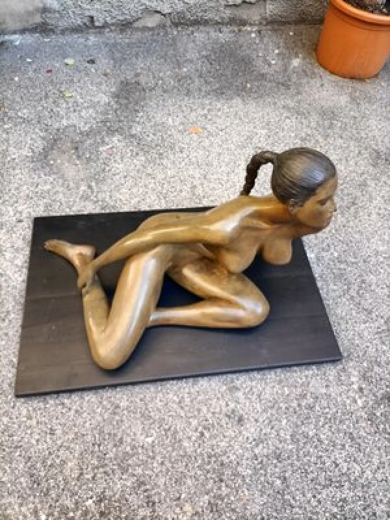 V. De Marchi, Nude of a woman, bronze sculpture on wood, 1980s 4