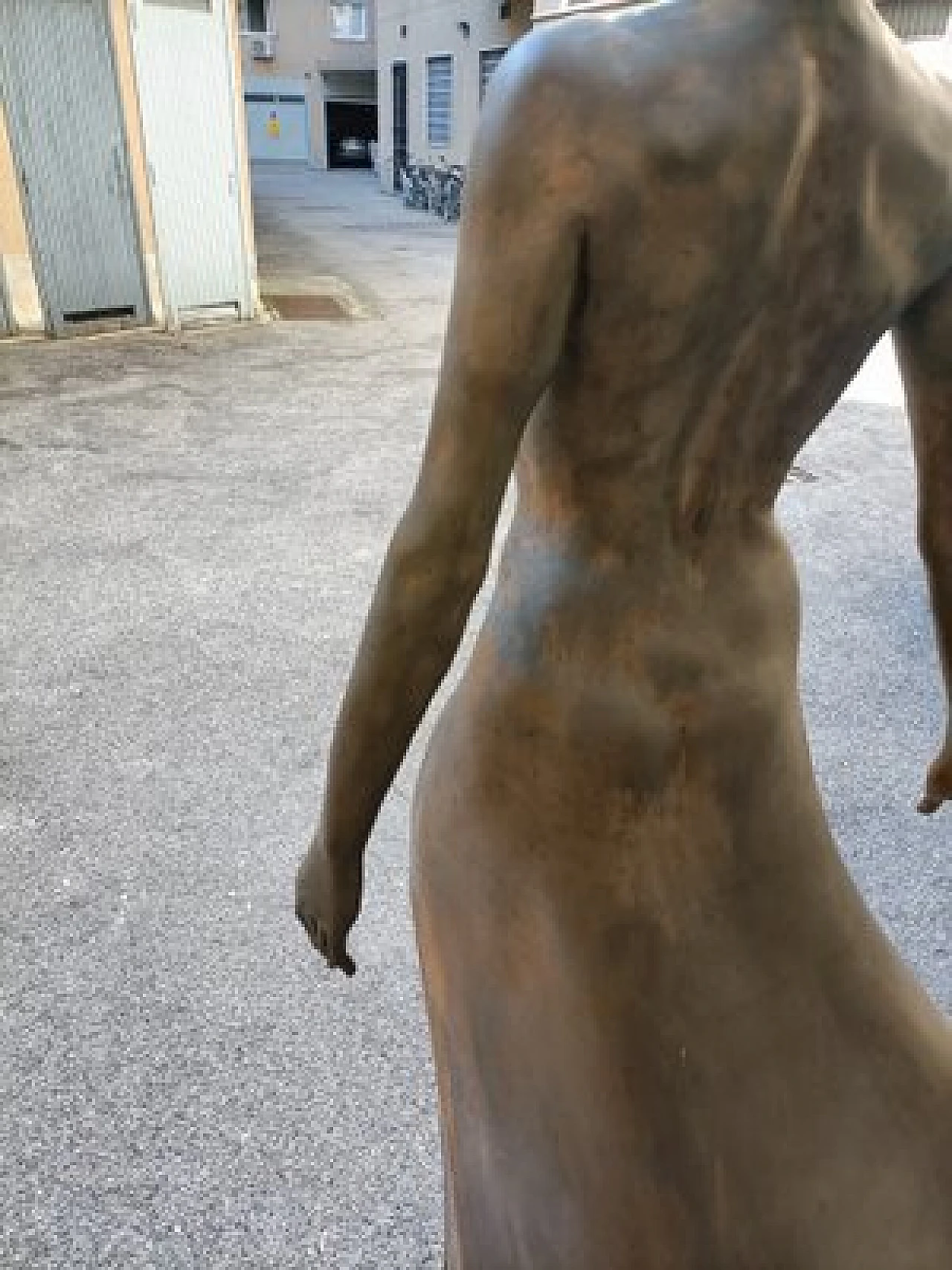 M. Ventura, Donna con i capelli al vento, scultura in bronzo, anni '80 4