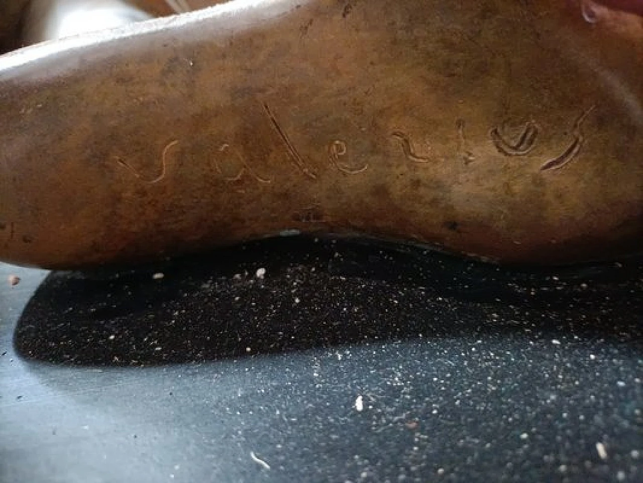 V. De Marchi, Nude of a woman, bronze sculpture on wood, 1980s 5