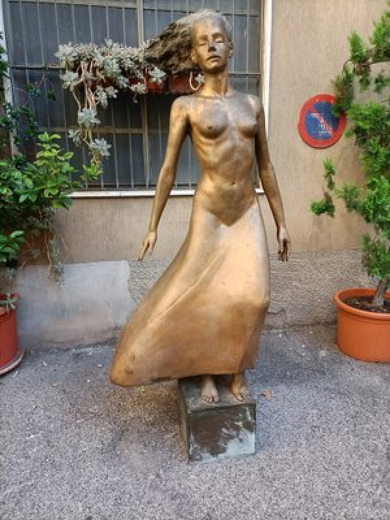M. Ventura, Donna con i capelli al vento, scultura in bronzo, anni '80 5
