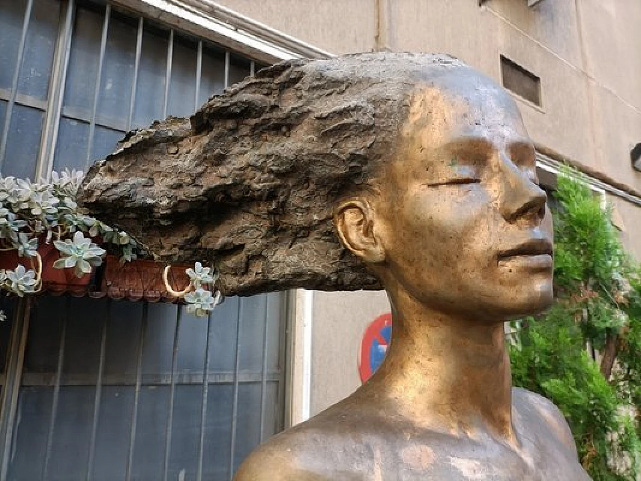 M. Ventura, Donna con i capelli al vento, scultura in bronzo, anni '80 6