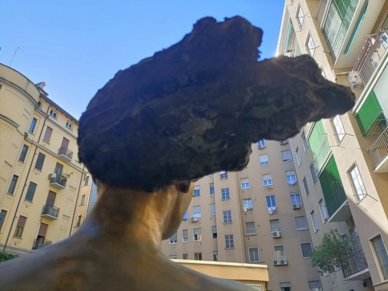 M. Ventura, Donna con i capelli al vento, scultura in bronzo, anni '80 7