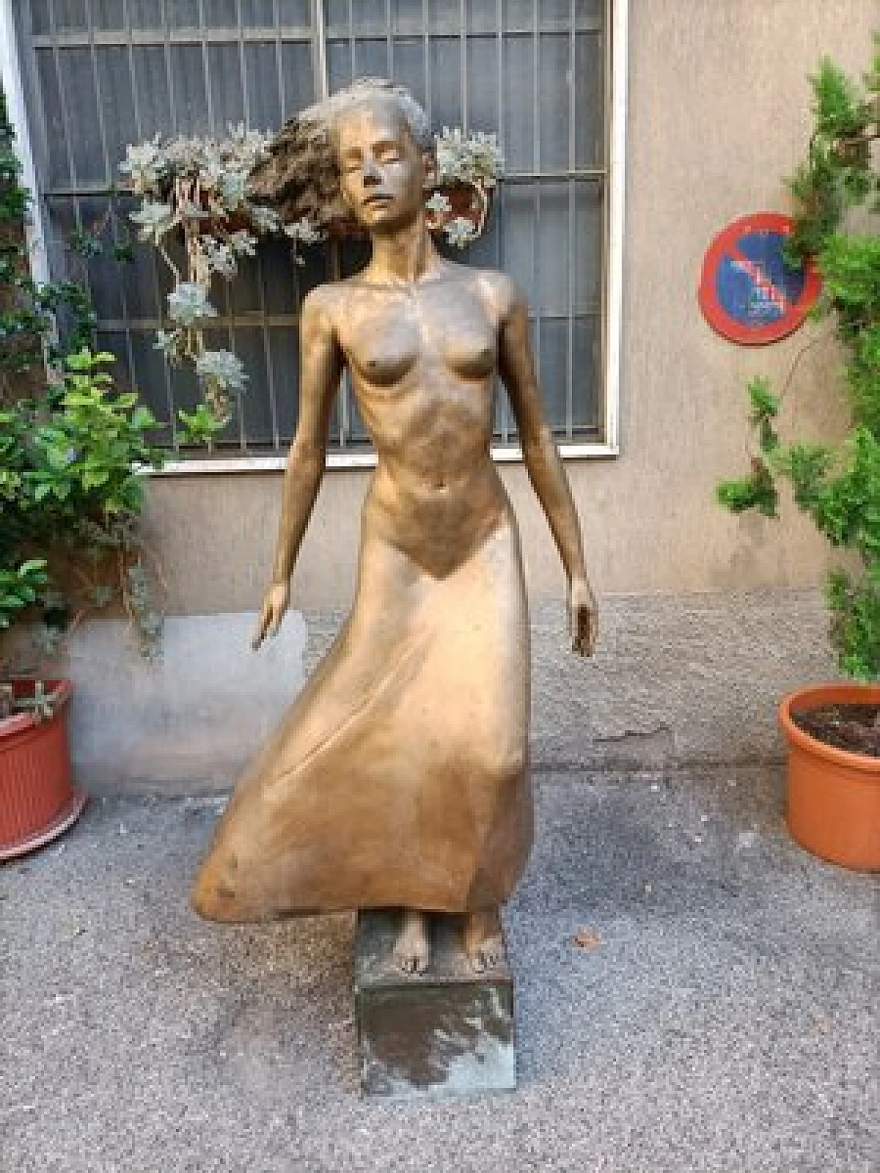 M. Ventura, Donna con i capelli al vento, scultura in bronzo, anni '80 8