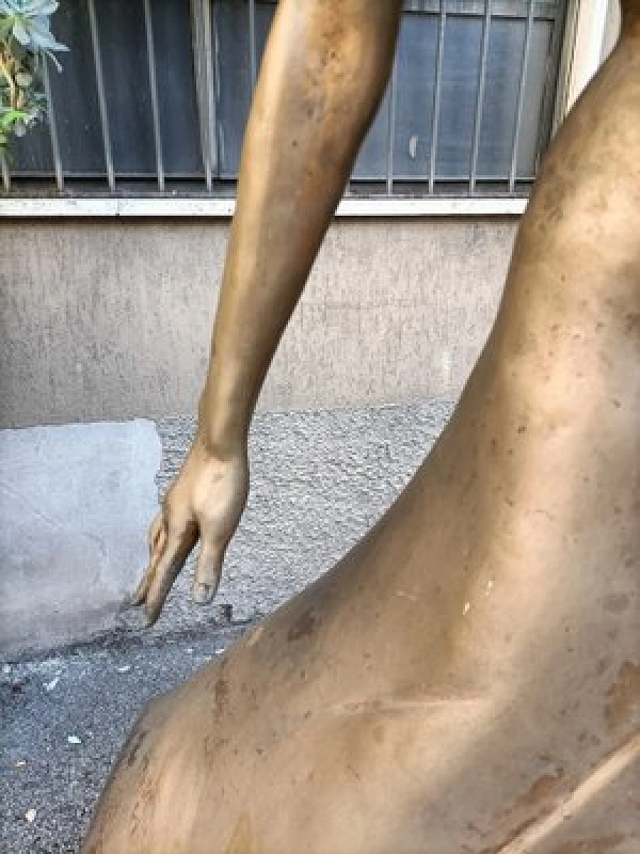 M. Ventura, Donna con i capelli al vento, scultura in bronzo, anni '80 9