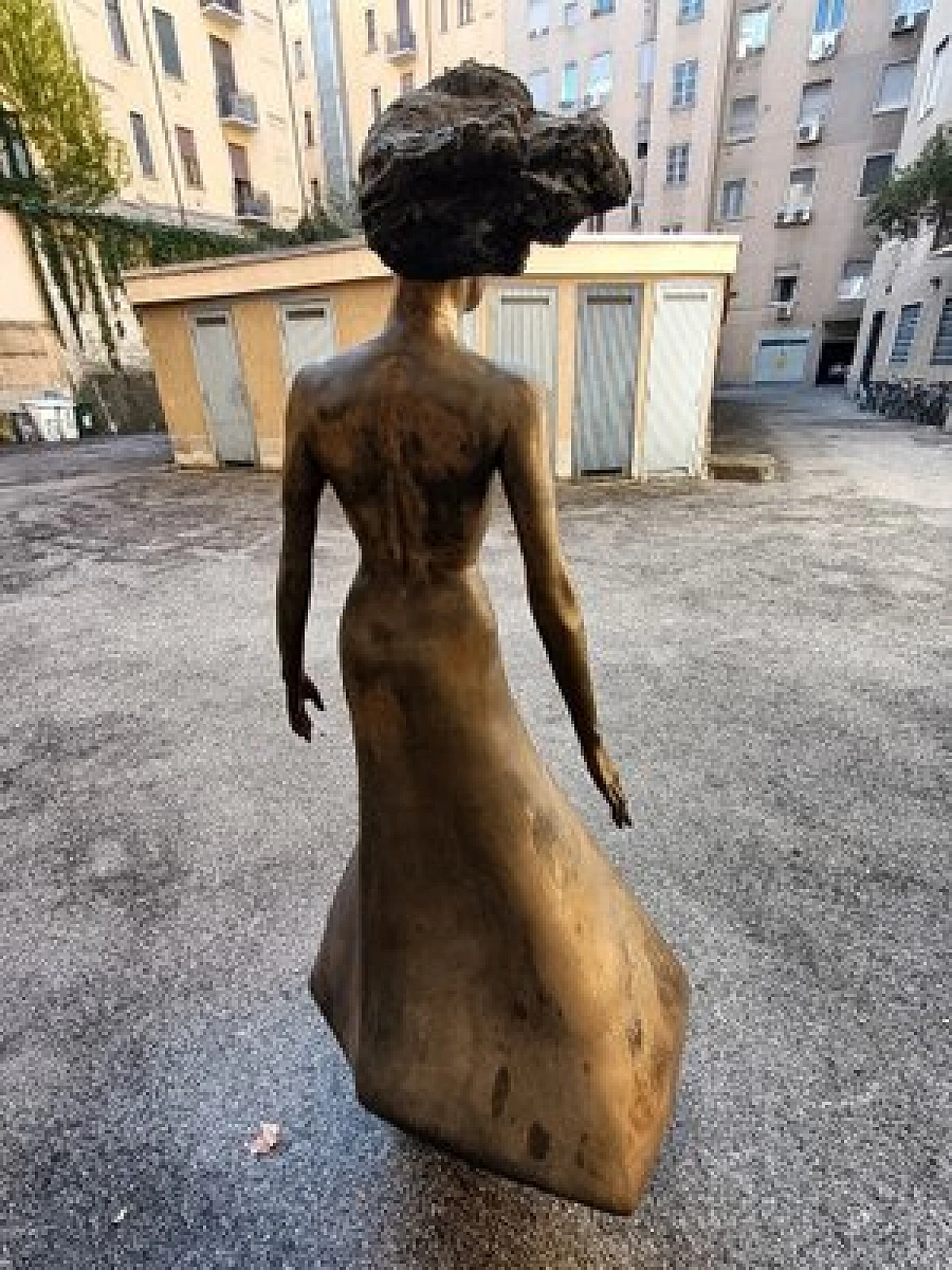 M. Ventura, Donna con i capelli al vento, scultura in bronzo, anni '80 10