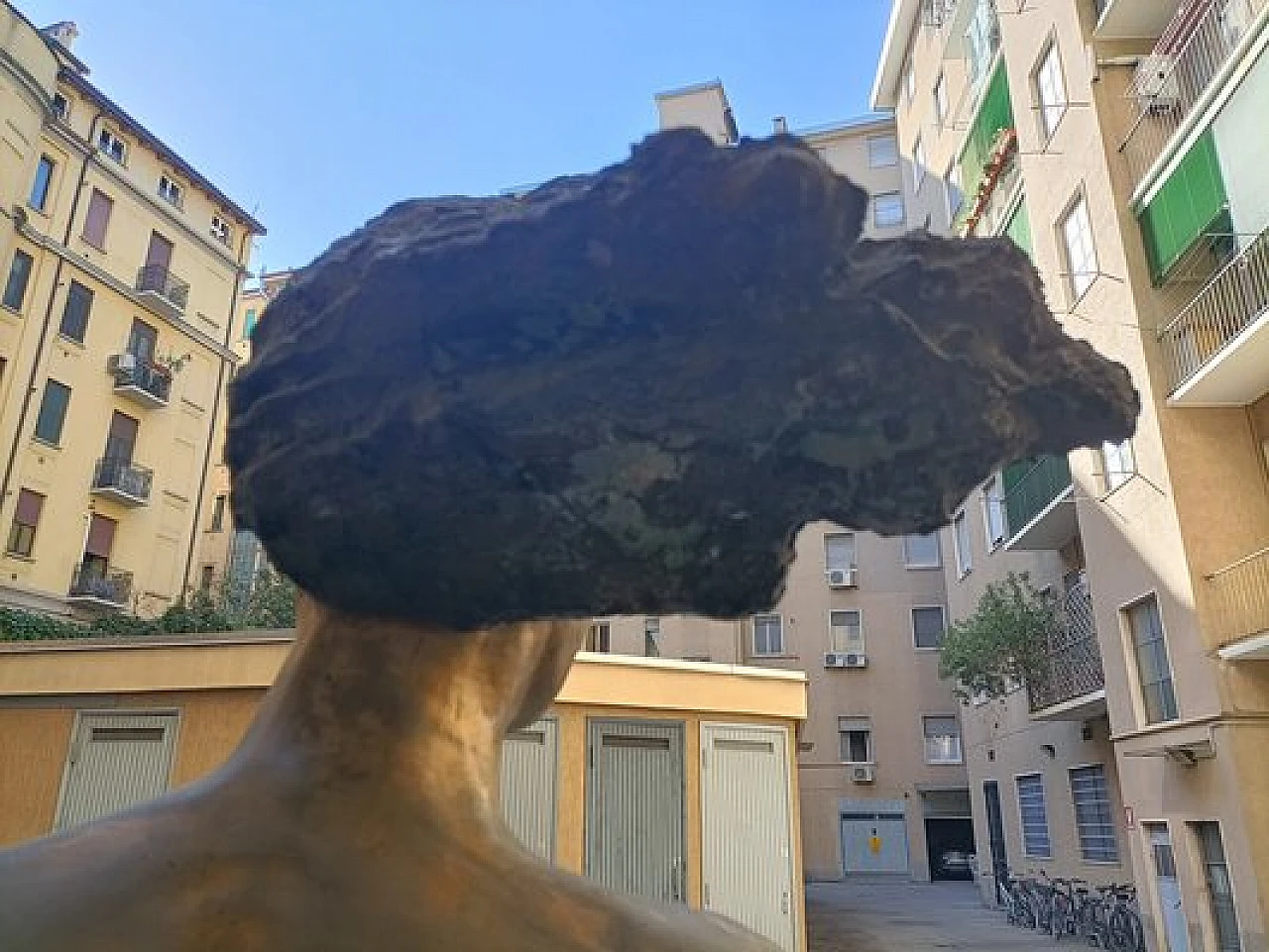 M. Ventura, Donna con i capelli al vento, scultura in bronzo, anni '80 11