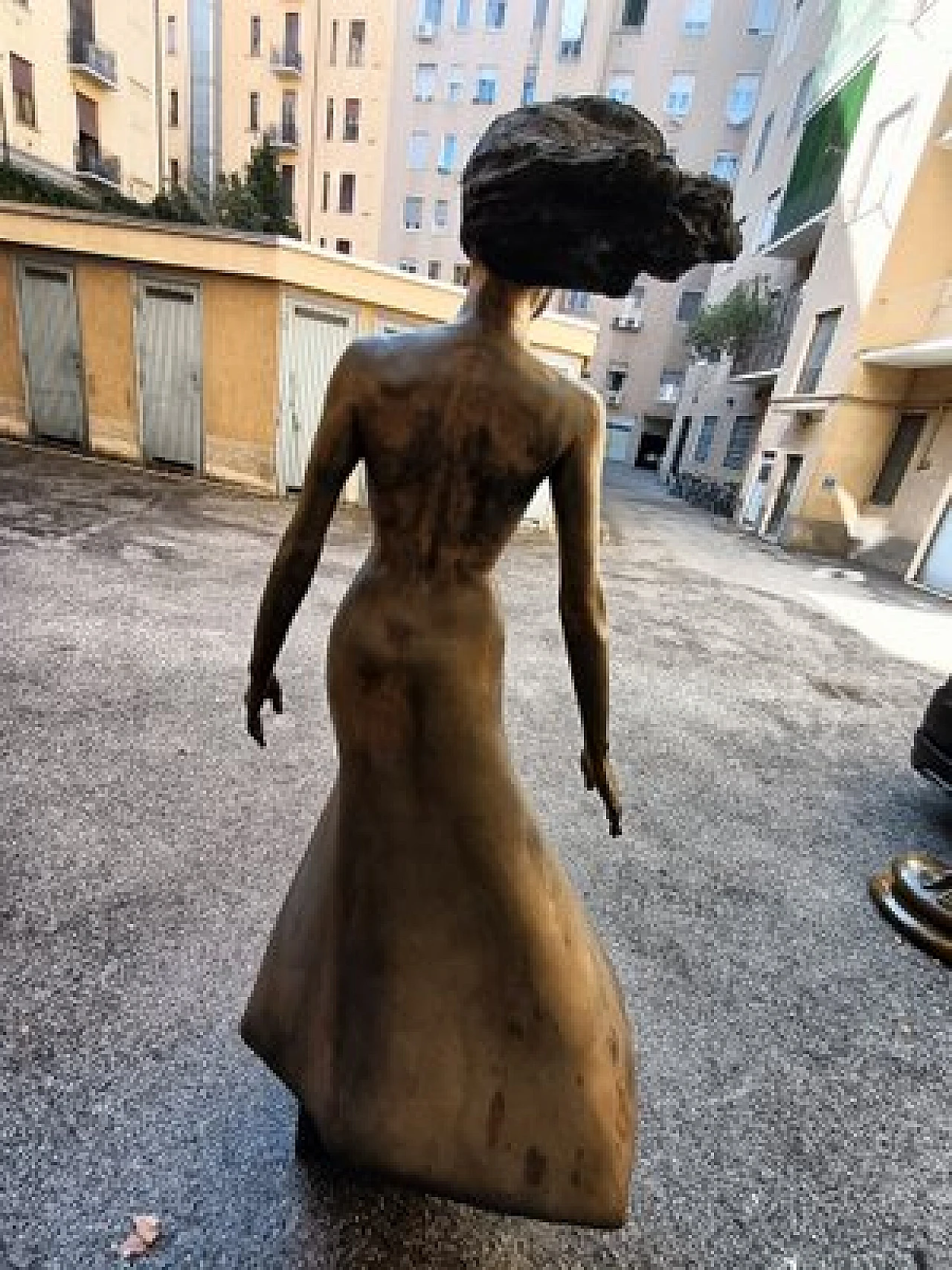 M. Ventura, Donna con i capelli al vento, scultura in bronzo, anni '80 12