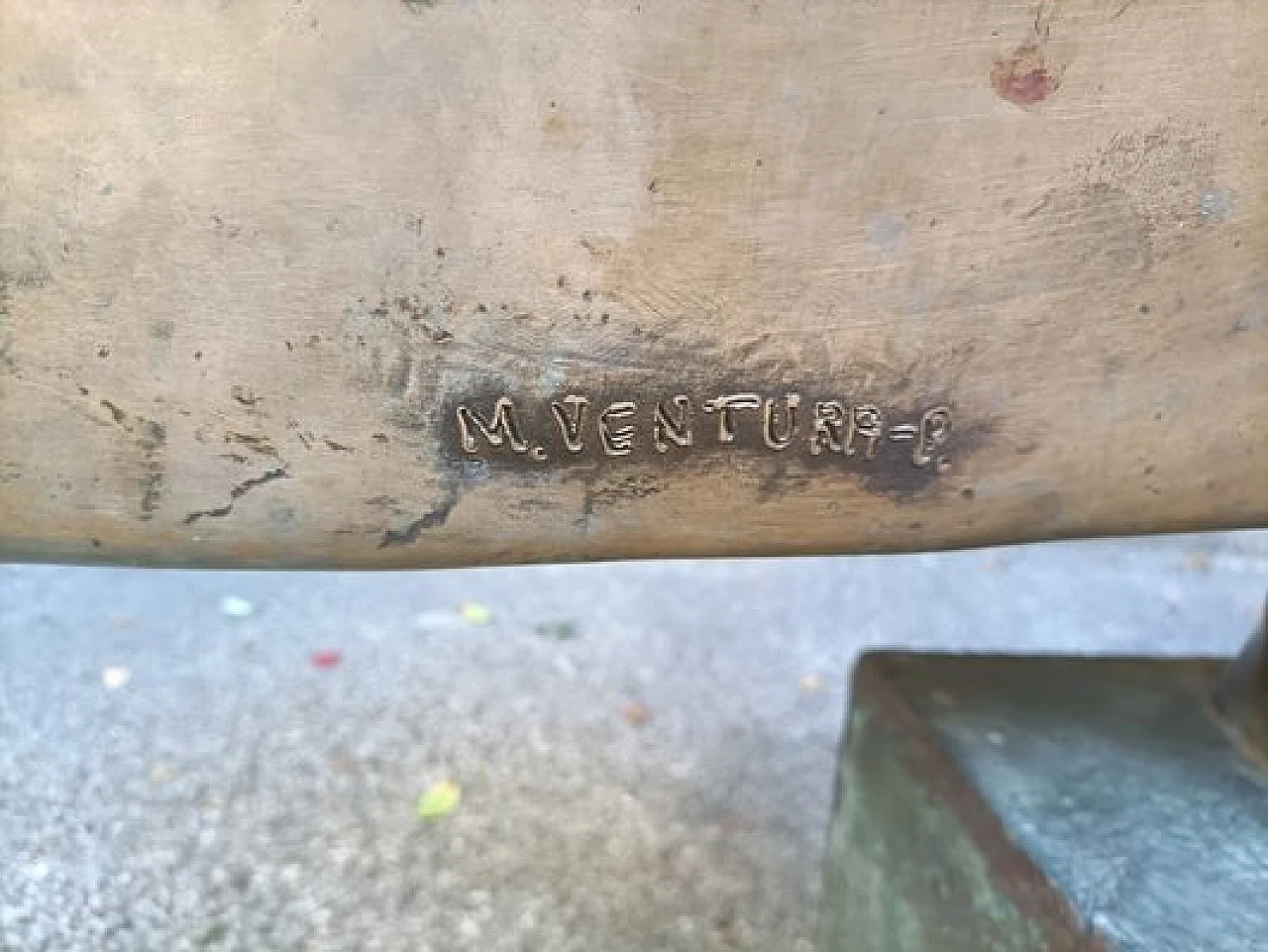 M. Ventura, Donna con i capelli al vento, scultura in bronzo, anni '80 13