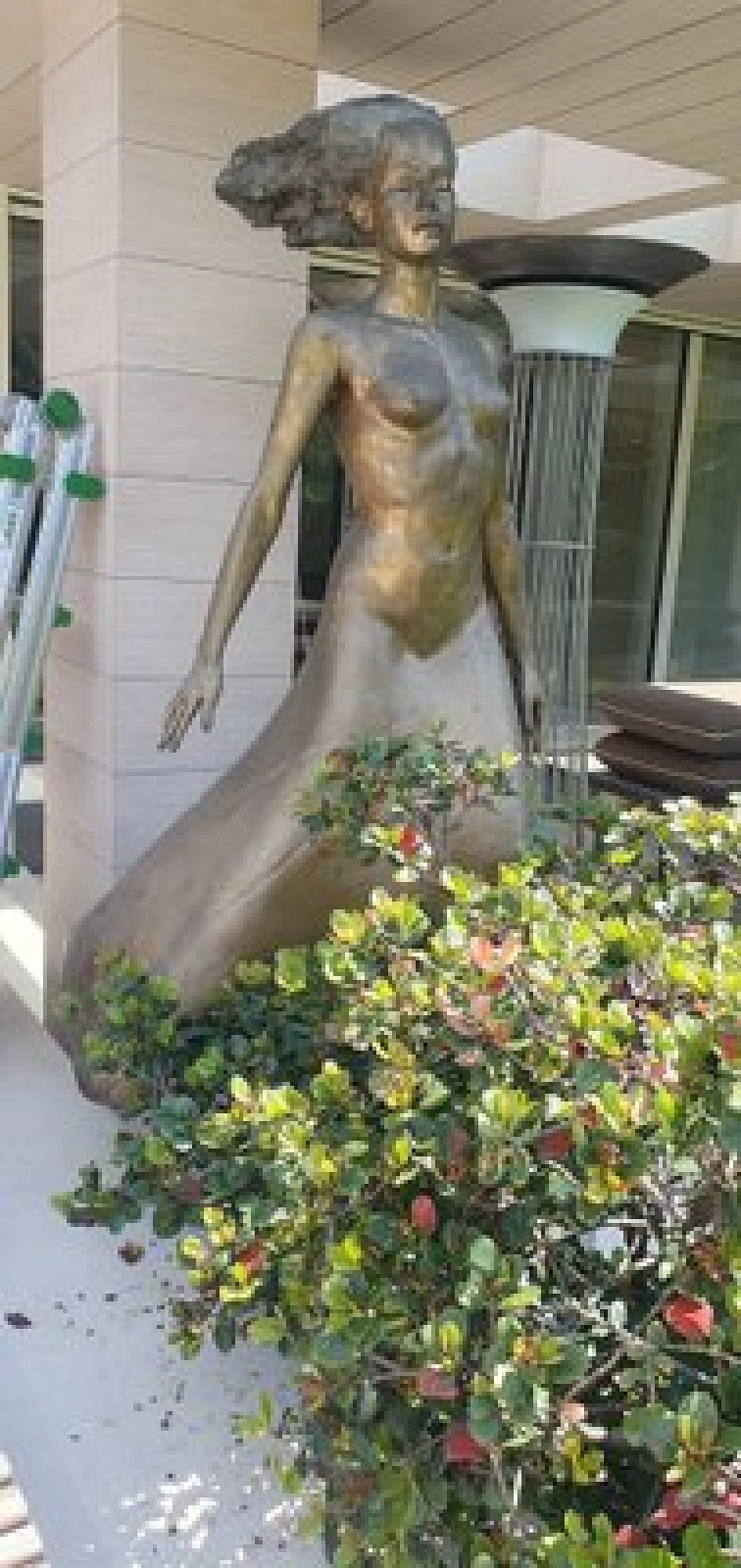 M. Ventura, Donna con i capelli al vento, scultura in bronzo, anni '80 15