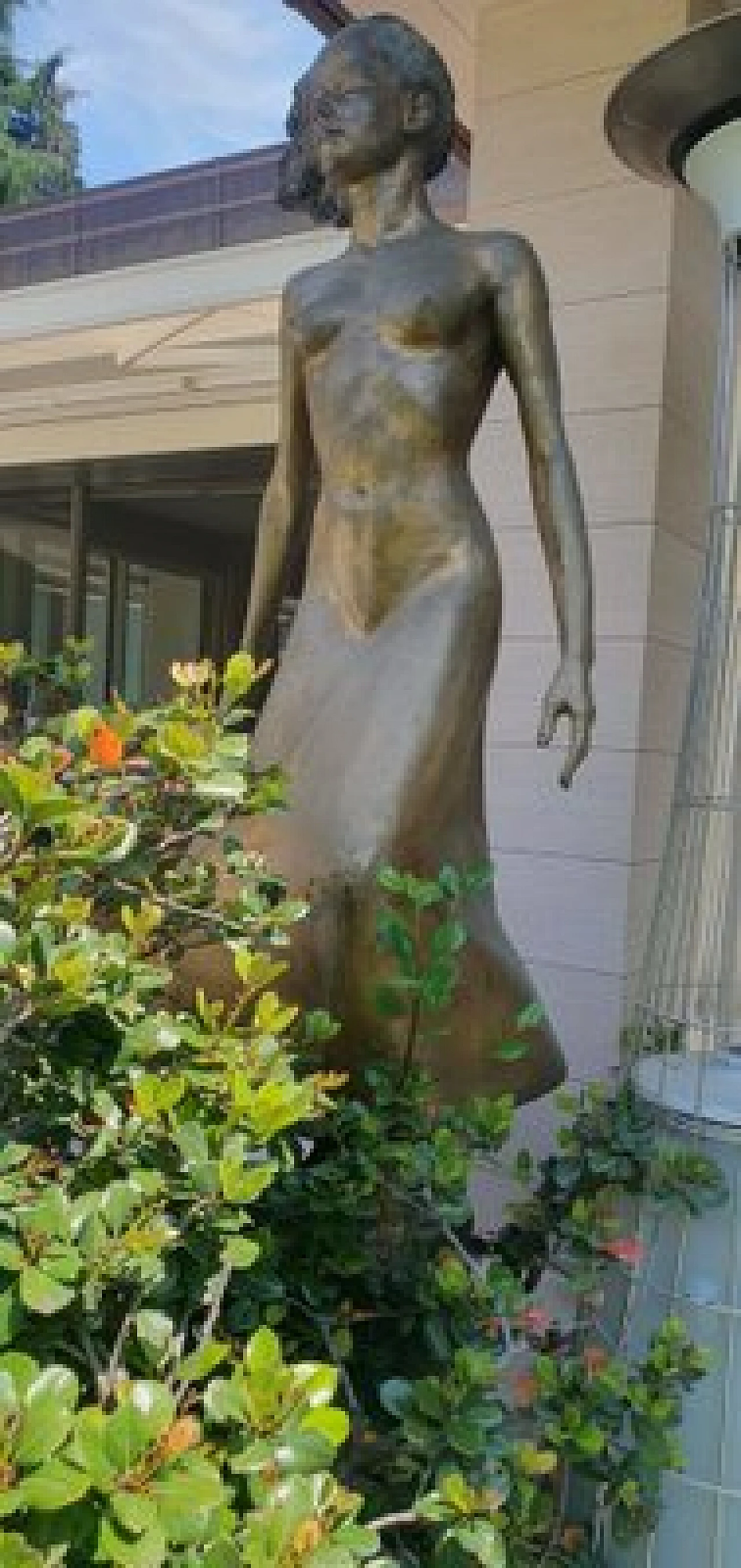 M. Ventura, Donna con i capelli al vento, scultura in bronzo, anni '80 16