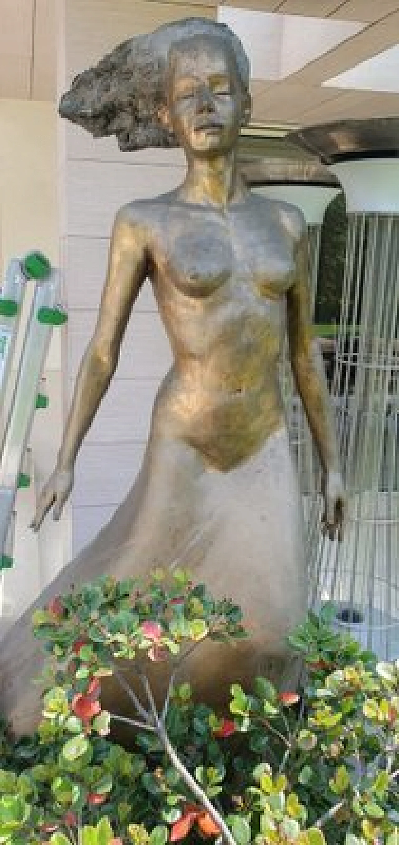 M. Ventura, Donna con i capelli al vento, scultura in bronzo, anni '80 19