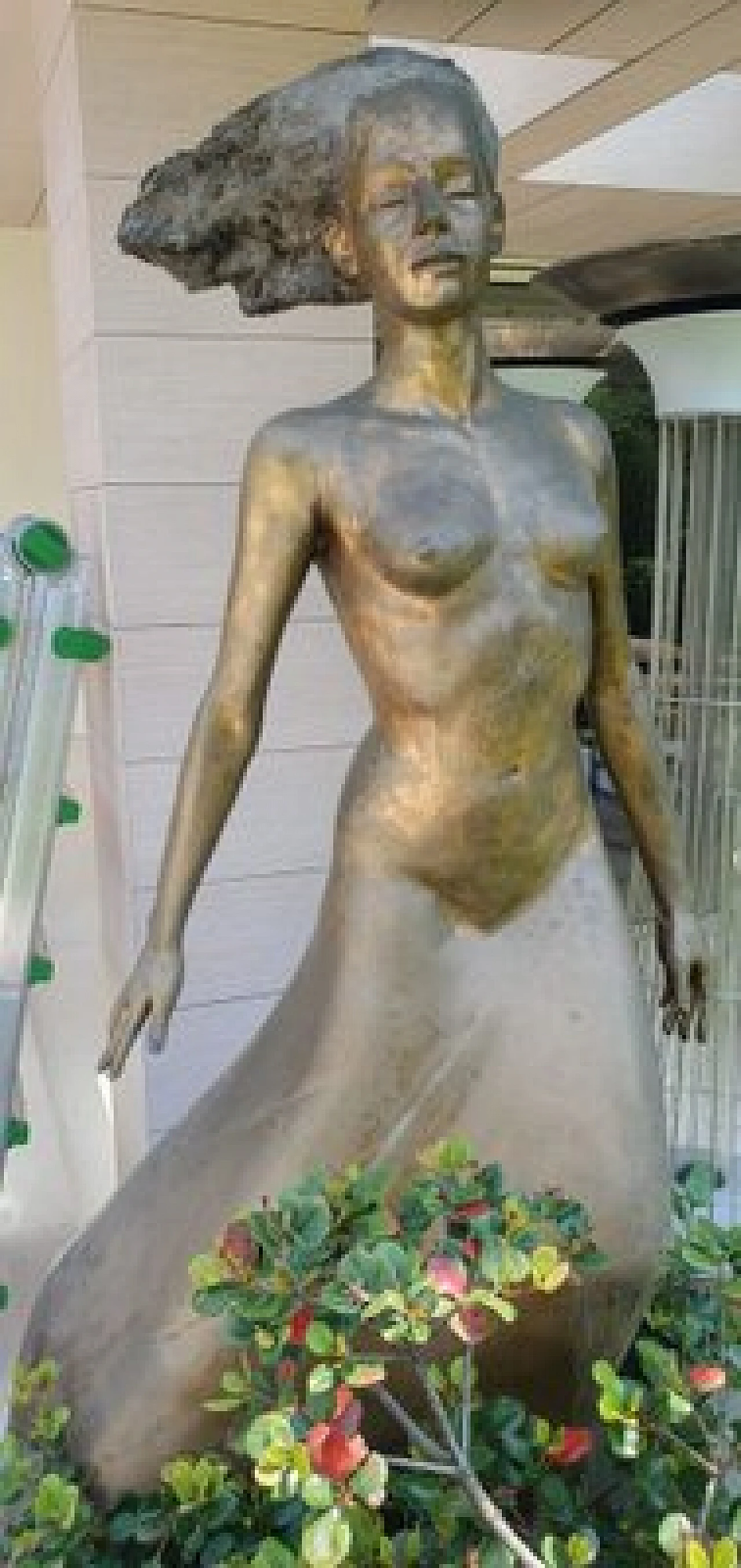 M. Ventura, Donna con i capelli al vento, scultura in bronzo, anni '80 20