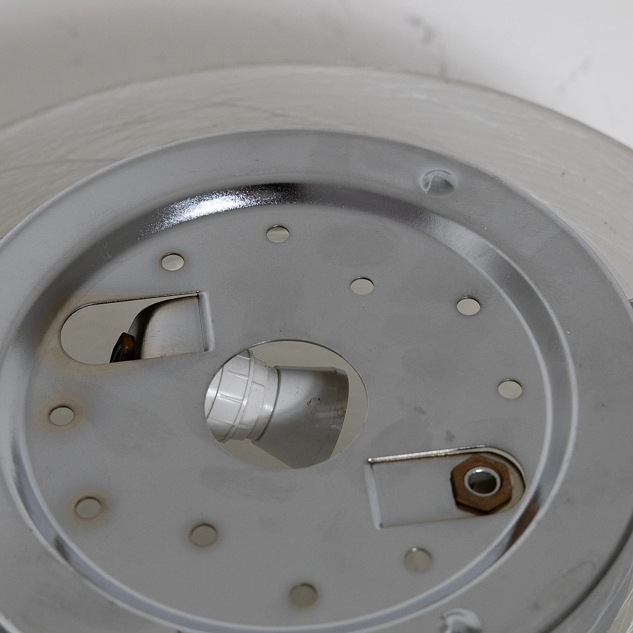 Coppia di lampade rotonde in vetro e metallo cromato, anni '60 11