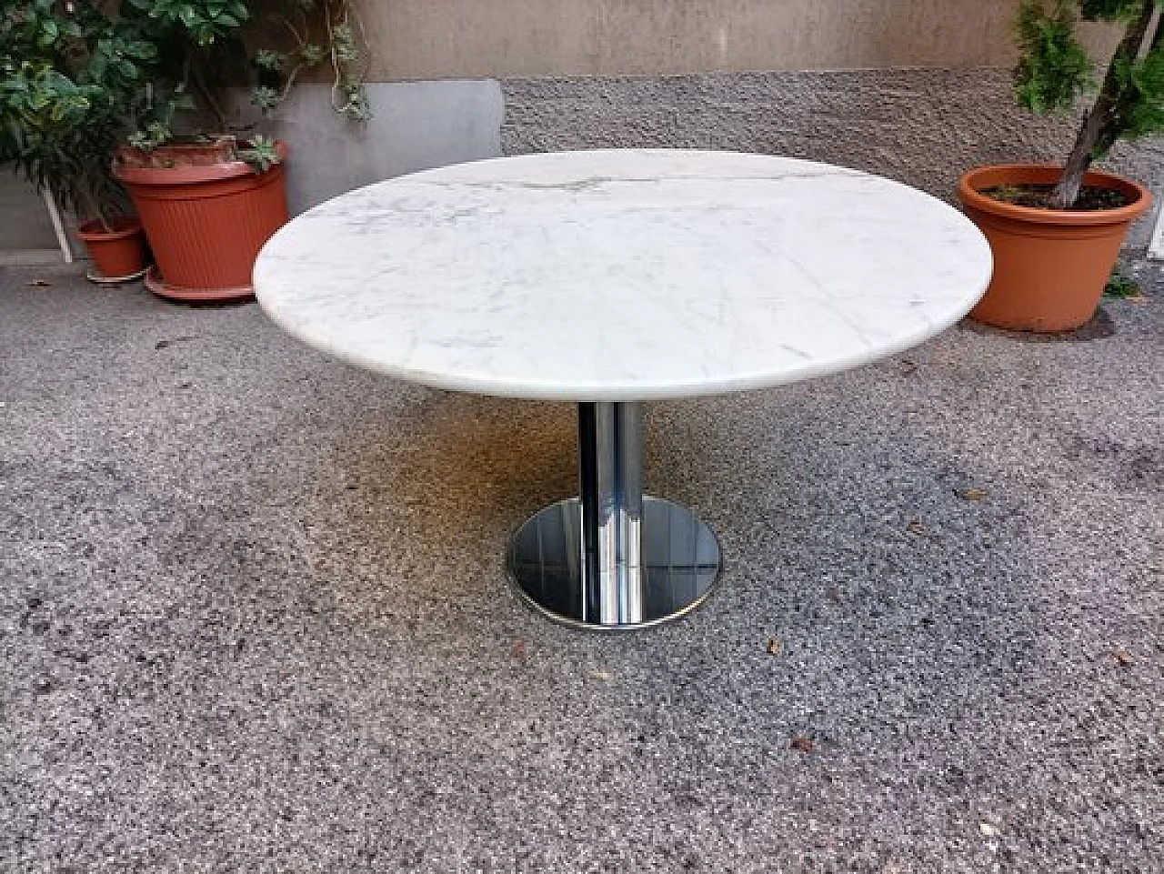 Round table in crome iron with white Carrara marble top, 1980s 1