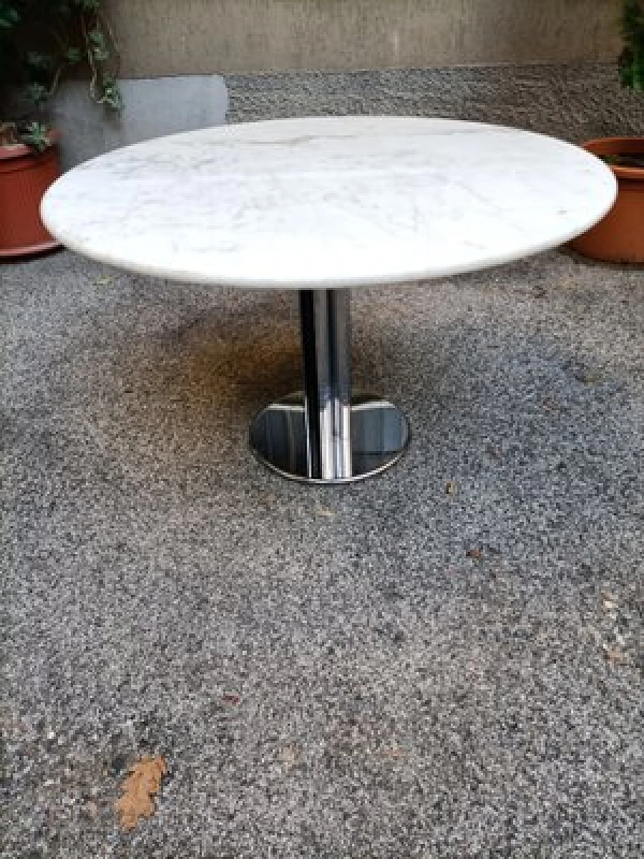 Round table in crome iron with white Carrara marble top, 1980s 2