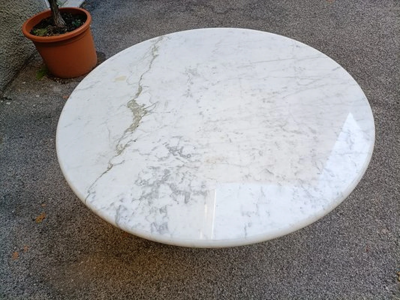 Round table in crome iron with white Carrara marble top, 1980s 3