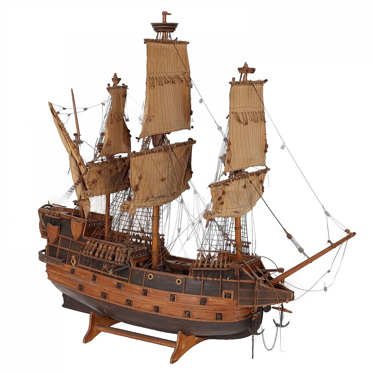 Vascello in legno con vele in tessuto 1