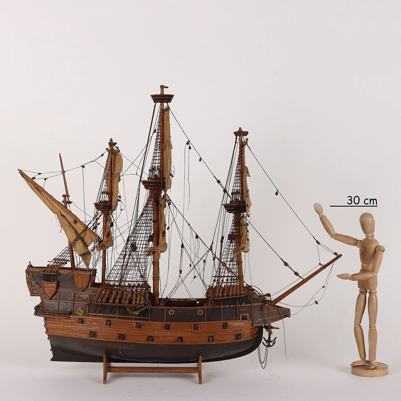 Vascello in legno con vele in tessuto 2