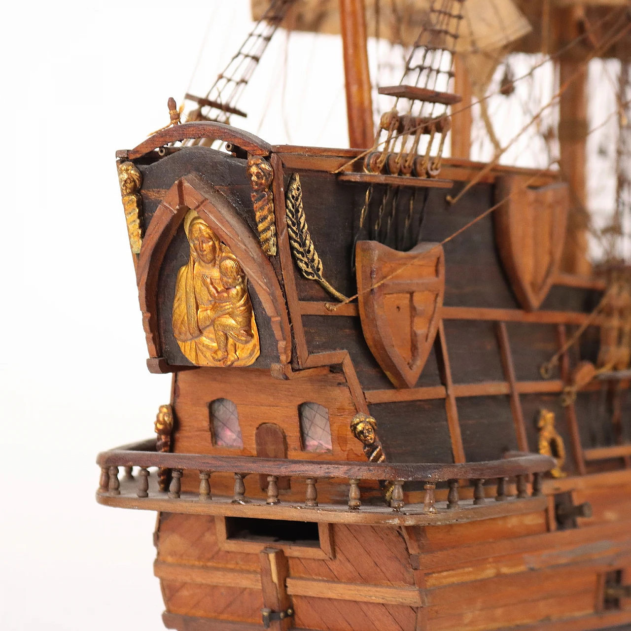 Vascello in legno con vele in tessuto 3