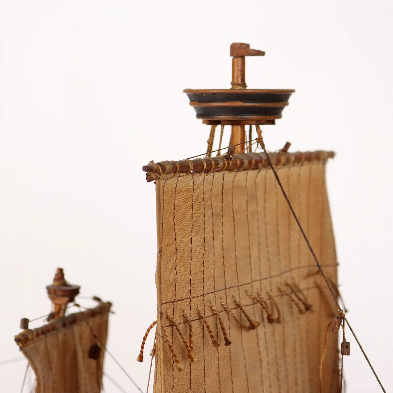 Vascello in legno con vele in tessuto 4