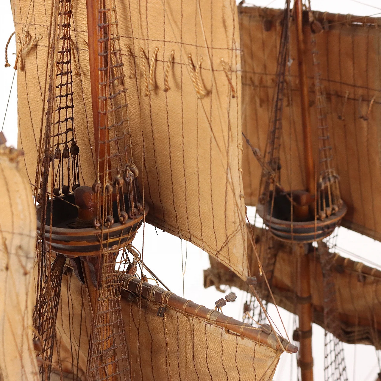 Vascello in legno con vele in tessuto 5