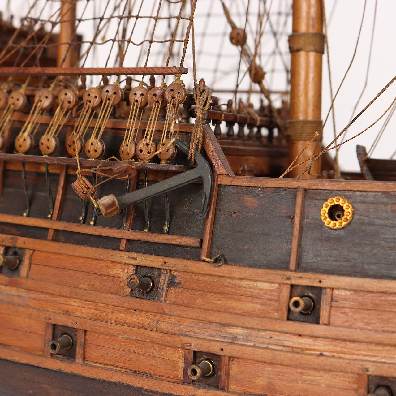 Vascello in legno con vele in tessuto 6