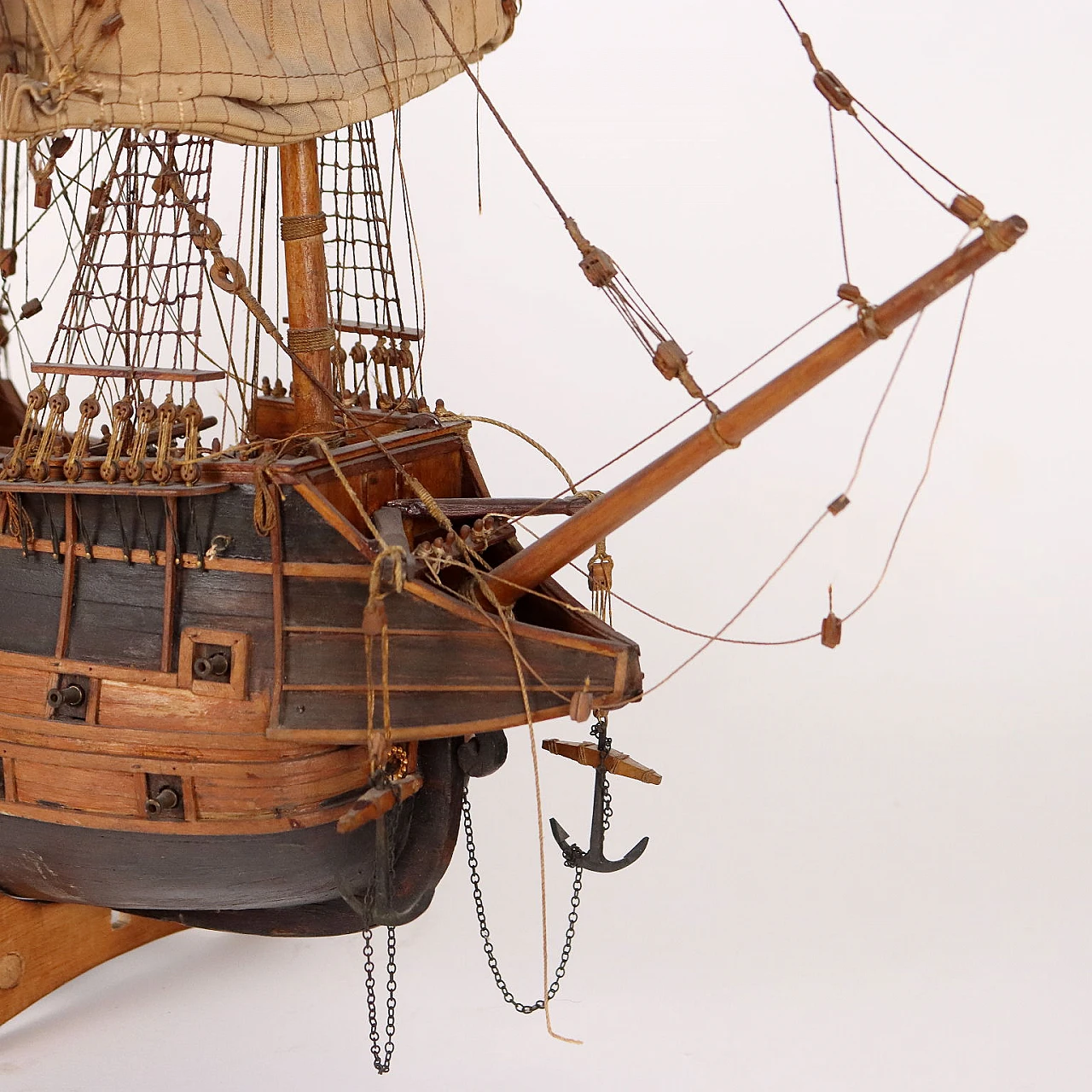 Vascello in legno con vele in tessuto 7