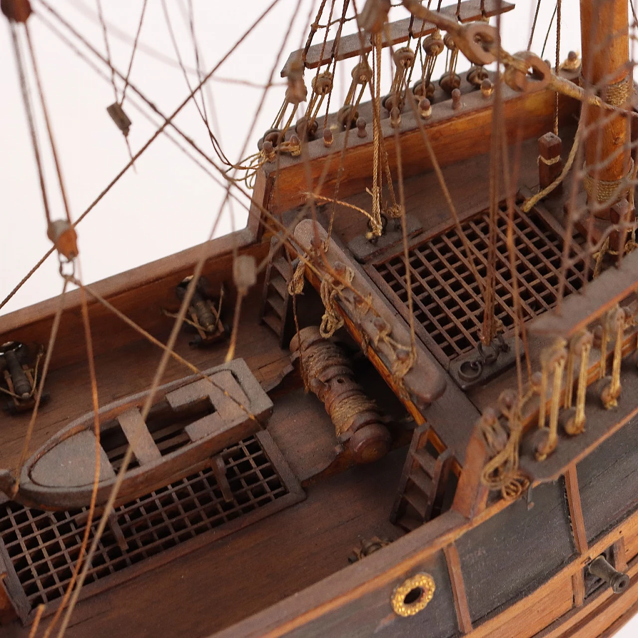 Vascello in legno con vele in tessuto 8