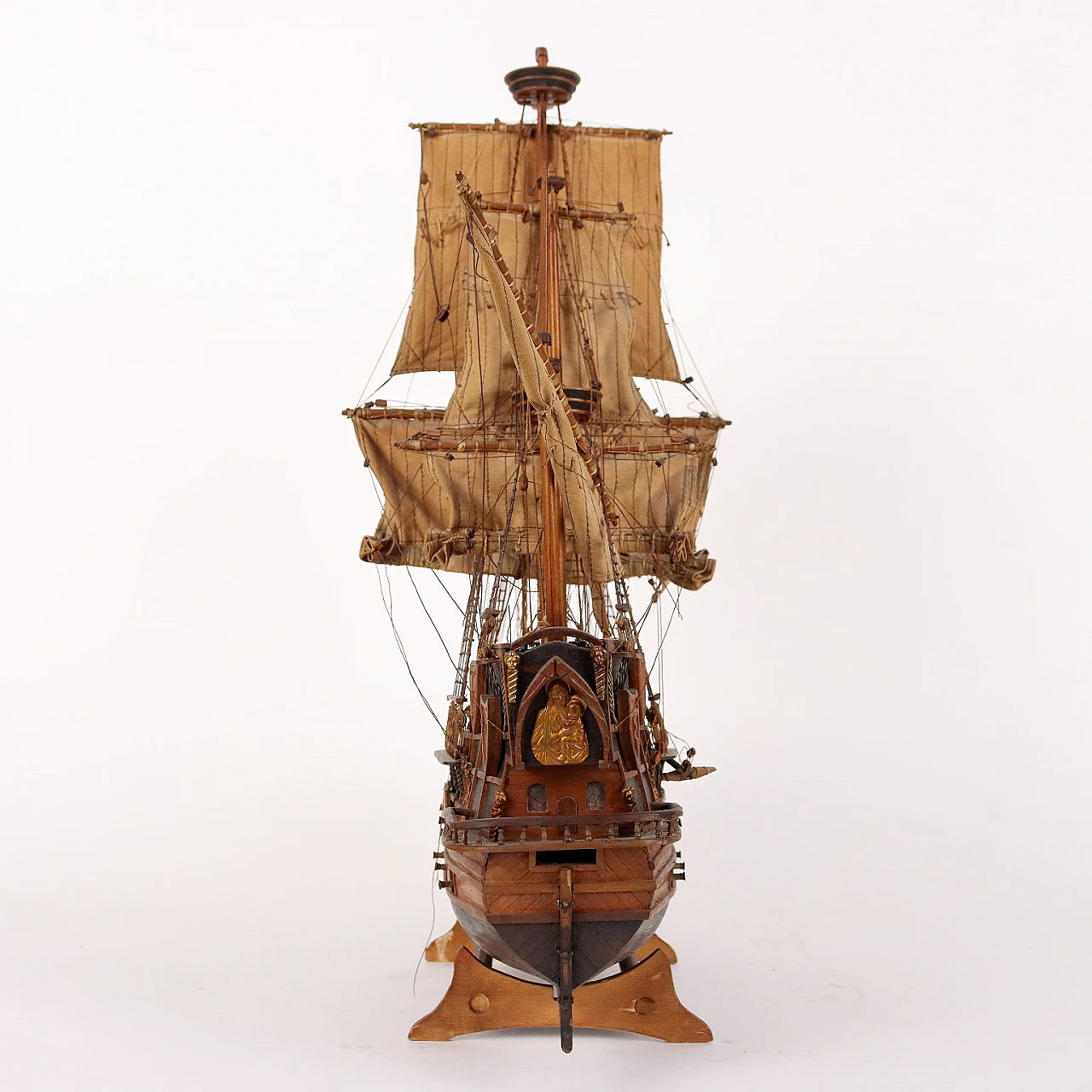 Vascello in legno con vele in tessuto 9