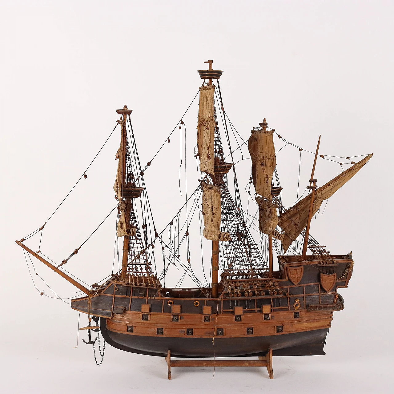 Vascello in legno con vele in tessuto 10