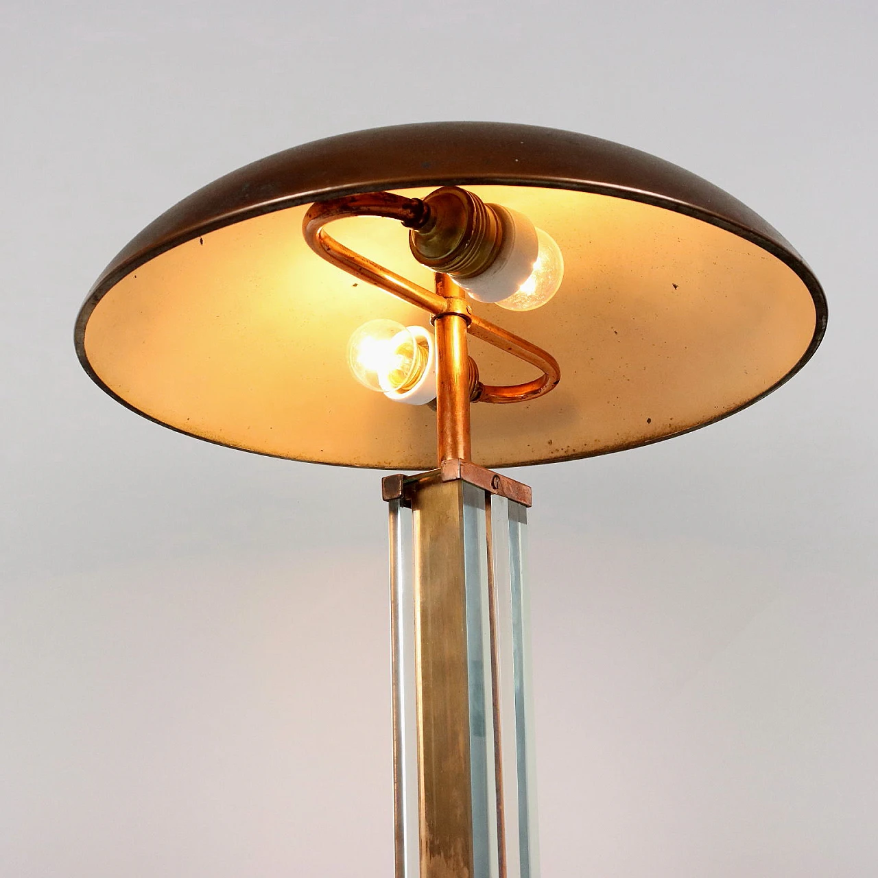 Lampada da tavolo in rame e vetro, anni '50 3