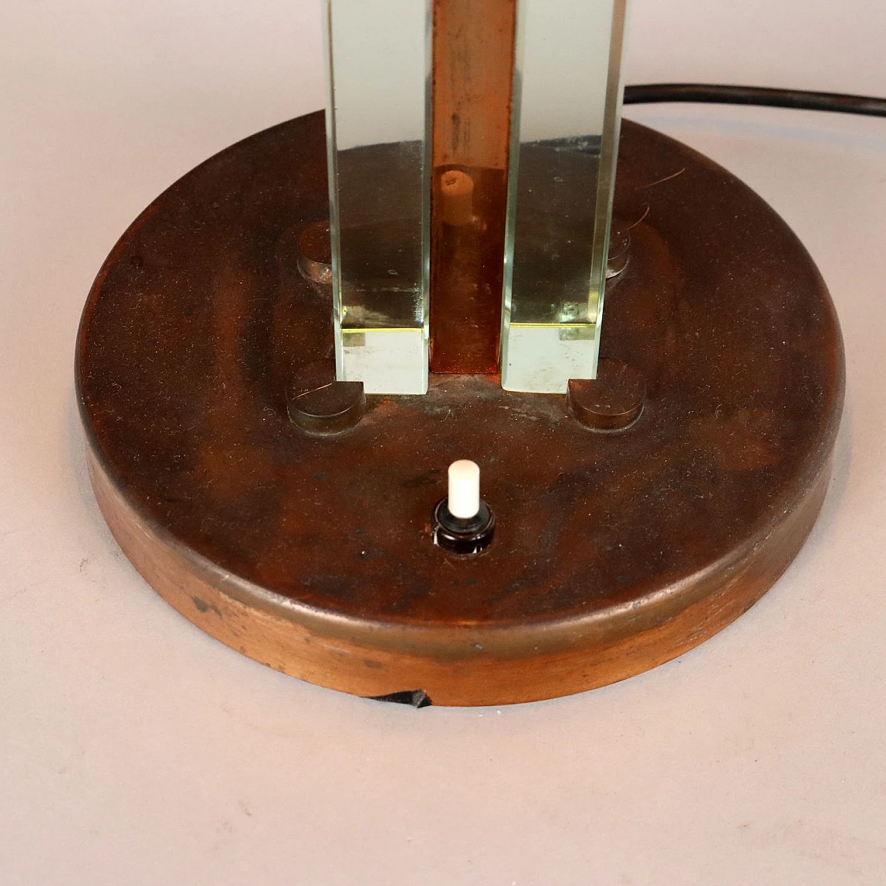 Lampada da tavolo in rame e vetro, anni '50 8