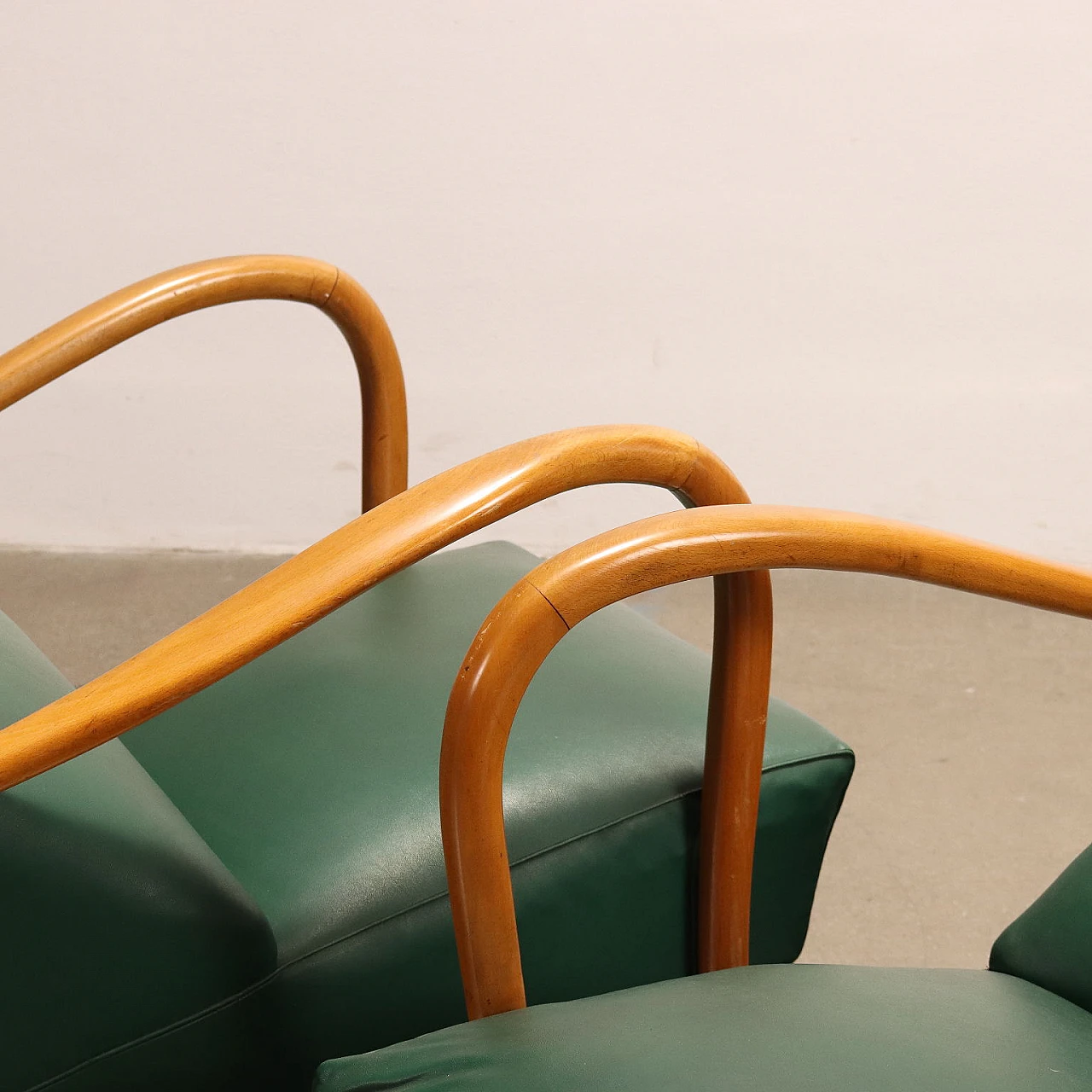 Coppia do poltrone in faggio con rivestimento in skai verde, anni '50 6